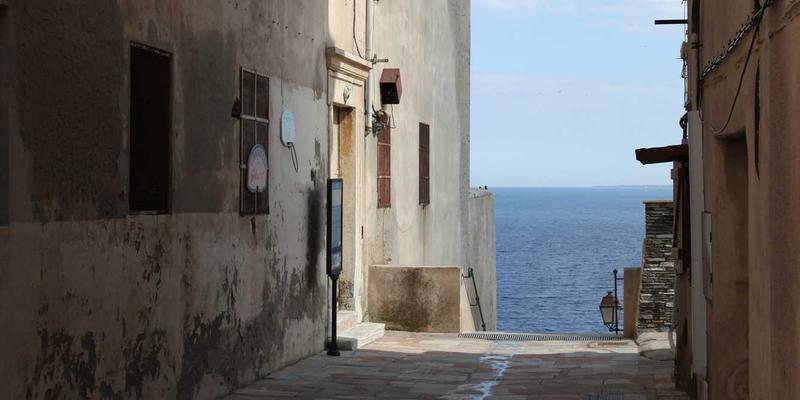 专业消毒服务与清洁剂选择：打造健康宜居的小区公共环境